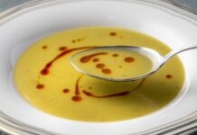 Baklagiller denildiğinde ilk akla gelen besinlerden biri olan mercimek, yüzyıllardır Anadolu sofralarının vazgeçilmezleri arasında yer alıyor. Günümüzde artan beslenme bilinciyle birlikte mercimek tüketimi, yalnızca alışkanlıkların değil, modern sağlıklı beslenme anlayışının da temel unsurlarından biri haline gelmiş durumda. Ekonomik olması, kolay ulaşılabilirliği ve yüksek besin değeri mercimeği her kesim için önemli bir gıda haline getiriyor. Konulu bir haber görseli.