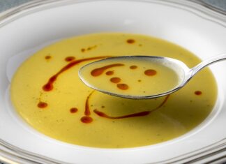 Baklagiller denildiğinde ilk akla gelen besinlerden biri olan mercimek, yüzyıllardır Anadolu sofralarının vazgeçilmezleri arasında yer alıyor. Günümüzde artan beslenme bilinciyle birlikte mercimek tüketimi, yalnızca alışkanlıkların değil, modern sağlıklı beslenme anlayışının da temel unsurlarından biri haline gelmiş durumda. Ekonomik olması, kolay ulaşılabilirliği ve yüksek besin değeri mercimeği her kesim için önemli bir gıda haline getiriyor. Konulu bir haber görseli.