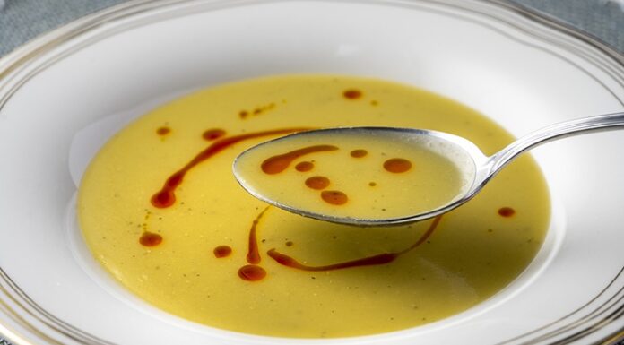 Mercimek Tüketimi İle Geleneksel Beslenmeden Sağlıklı Yaşama Güçlü Bir Adım Baklagiller denildiğinde ilk akla gelen besinlerden biri olan mercimek, yüzyıllardır Anadolu sofralarının vazgeçilmezleri arasında yer alıyor. Günümüzde artan beslenme bilinciyle birlikte mercimek tüketimi, yalnızca alışkanlıkların değil, modern sağlıklı beslenme anlayışının da temel unsurlarından biri haline gelmiş durumda. Ekonomik olması, kolay ulaşılabilirliği ve yüksek besin değeri mercimeği her kesim için önemli bir gıda haline getiriyor. Konulu bir haber görseli.