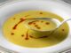 Mercimek Tüketimi İle Geleneksel Beslenmeden Sağlıklı Yaşama Güçlü Bir Adım Baklagiller denildiğinde ilk akla gelen besinlerden biri olan mercimek, yüzyıllardır Anadolu sofralarının vazgeçilmezleri arasında yer alıyor. Günümüzde artan beslenme bilinciyle birlikte mercimek tüketimi, yalnızca alışkanlıkların değil, modern sağlıklı beslenme anlayışının da temel unsurlarından biri haline gelmiş durumda. Ekonomik olması, kolay ulaşılabilirliği ve yüksek besin değeri mercimeği her kesim için önemli bir gıda haline getiriyor. Konulu bir haber görseli.