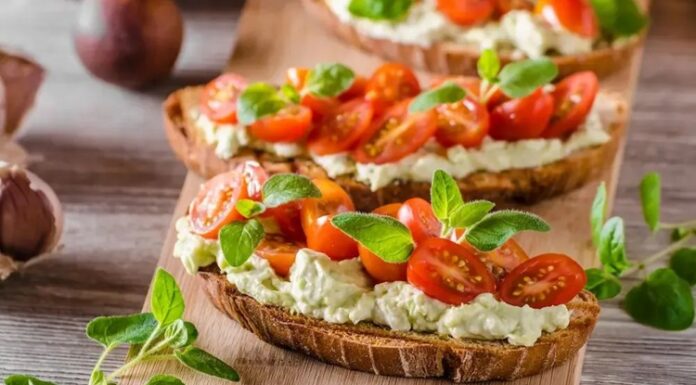 Mevsimlik Sebzelerle Doğal ve Dengeli Beslenmenin Önemi Günümüzde sağlıklı yaşam ve bilinçli beslenme konuları giderek daha fazla önem kazanırken, mevsimlik sebzeler bu sürecin merkezinde yer alıyor. Doğanın kendi döngüsüne uygun şekilde yetişen sebzeler, hem lezzet hem de besin değeri açısından sofralarda önemli bir avantaj sunuyor. Mevsimi dışında yetiştirilen ürünlere kıyasla daha az müdahaleye maruz kalan bu sebzeler, doğal yapısını büyük ölçüde koruyor. Konulu bir haber görseli.