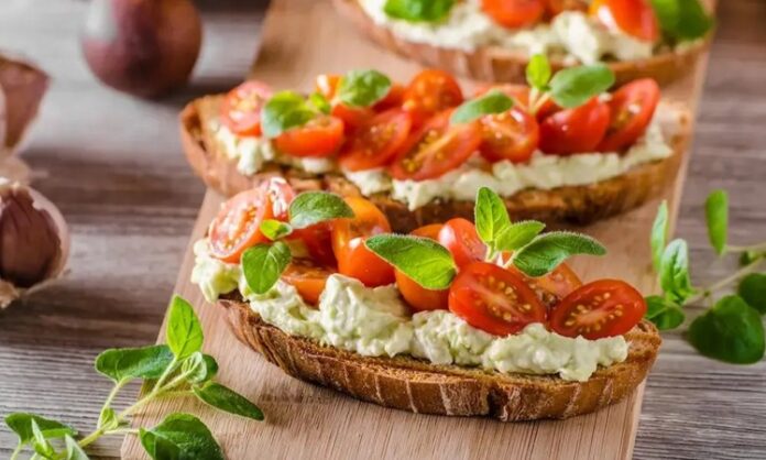 Günümüzde sağlıklı yaşam ve bilinçli beslenme konuları giderek daha fazla önem kazanırken, mevsimlik sebzeler bu sürecin merkezinde yer alıyor. Doğanın kendi döngüsüne uygun şekilde yetişen sebzeler, hem lezzet hem de besin değeri açısından sofralarda önemli bir avantaj sunuyor. Mevsimi dışında yetiştirilen ürünlere kıyasla daha az müdahaleye maruz kalan bu sebzeler, doğal yapısını büyük ölçüde koruyor. Konulu bir haber görseli.
