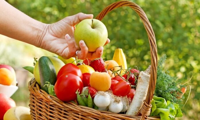 Günümüz dünyasında sağlıklı yaşam arayışı giderek artarken, beslenme alışkanlıkları da bu arayışın merkezinde yer alıyor. Özellikle doğal ve dengeli bir yaşam sürmek isteyen bireyler, gıdaların yalnızca içeriğine değil, hangi dönemde tüketildiğine de dikkat etmeye başladı. Bu noktada mevsimsel beslenme, hem sağlık hem de çevresel sürdürülebilirlik açısından öne çıkan bir yaklaşım olarak değerlendiriliyor. Doğanın sunduğu ürünleri kendi zamanında tüketmek, insan vücudunun ihtiyaçlarıyla doğanın döngüsü arasında güçlü bir uyum kurulmasını sağlıyor. Konulu bir haber görseli.