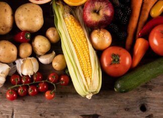 Meyve ve sebze çeşitliliği, günümüz beslenme anlayışında giderek daha fazla önem kazanan bir kavram olarak öne çıkmaktadır. Tek tip beslenme alışkanlıklarının yaygınlaşması, farklı besin gruplarının yeterince tüketilmemesine neden olabilmektedir. Bu noktada meyve ve sebzelerin renk, tür ve mevsim açısından çeşitlendirilmesi, günlük beslenme düzenine doğal bir denge kazandırır. Konulu bir haber görseli.