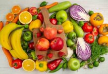 Günümüzde sağlıklı beslenme anlayışı yalnızca ne yediğimizle değil, yediğimiz gıdayı nasıl tükettiğimizle de yakından ilişkilendiriliyor. Bu noktada meyve ve sebzelerin kabuklarıyla tüketimi, son yıllarda giderek daha fazla gündeme gelen bir konu haline geliyor. Uzmanlar ve beslenme trendleri, kabukların atılmak yerine doğru şekilde değerlendirilmesinin hem bireysel beslenme alışkanlıklarını hem de gıda israfını doğrudan etkilediğine dikkat çekiyor. Konulu bir haber görseli.