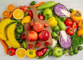 Günümüzde sağlıklı beslenme anlayışı yalnızca ne yediğimizle değil, yediğimiz gıdayı nasıl tükettiğimizle de yakından ilişkilendiriliyor. Bu noktada meyve ve sebzelerin kabuklarıyla tüketimi, son yıllarda giderek daha fazla gündeme gelen bir konu haline geliyor. Uzmanlar ve beslenme trendleri, kabukların atılmak yerine doğru şekilde değerlendirilmesinin hem bireysel beslenme alışkanlıklarını hem de gıda israfını doğrudan etkilediğine dikkat çekiyor. Konulu bir haber görseli.