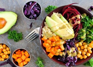 Günümüzde hızlanan yaşam temposu, beslenme alışkanlıklarını da köklü biçimde değiştirmiştir. Hazır ve aşırı işlenmiş ürünlerin yaygınlaşmasıyla birlikte, doğal besinlerden uzaklaşma riski artmıştır. Bu noktada minimal işlenmiş gıdalar, hem sağlıklı yaşamı destekleyen hem de beslenmede dengeyi yeniden kurmayı amaçlayan önemli bir alternatif olarak öne çıkmaktadır. Tüketiciler artık yalnızca doymayı değil, ne tükettiklerini bilmeyi ve bedenlerine uzun vadede nasıl etki ettiğini de önemsemektedir. Konulu bir haber görseli.