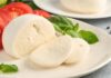 Mozzarella Peynirinin Yükselen Popülaritesi Sofralara İtalyan Dokunuşu İtalyan mutfağının dünyaya armağan ettiği en ünlü lezzetlerden biri olan mozzarella, son yıllarda Türkiye’de de hızla yaygınlaşan bir peynir türü olarak dikkat çekiyor. Yumuşak dokusu, hafif süt aroması ve eriyen yapısıyla bilinen mozzarella, özellikle pizza ve makarna gibi yemeklerin vazgeçilmez malzemeleri arasında yer alıyor. Ancak günümüzde mozzarella peyniri, sadece İtalyan tarifleriyle sınırlı kalmayıp salatalardan sandviçlere kadar geniş bir kullanım alanına sahip. Konulu bir haber görseli.