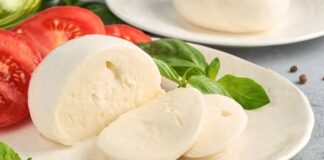 Mozzarella Peynirinin Yükselen Popülaritesi Sofralara İtalyan Dokunuşu İtalyan mutfağının dünyaya armağan ettiği en ünlü lezzetlerden biri olan mozzarella, son yıllarda Türkiye’de de hızla yaygınlaşan bir peynir türü olarak dikkat çekiyor. Yumuşak dokusu, hafif süt aroması ve eriyen yapısıyla bilinen mozzarella, özellikle pizza ve makarna gibi yemeklerin vazgeçilmez malzemeleri arasında yer alıyor. Ancak günümüzde mozzarella peyniri, sadece İtalyan tarifleriyle sınırlı kalmayıp salatalardan sandviçlere kadar geniş bir kullanım alanına sahip. Konulu bir haber görseli.