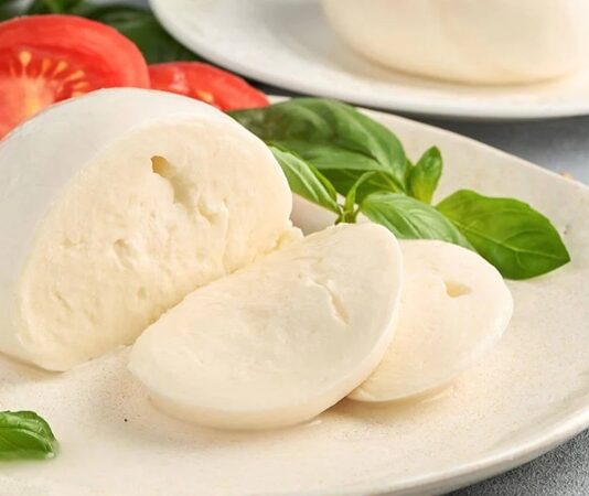 İtalyan mutfağının dünyaya armağan ettiği en ünlü lezzetlerden biri olan mozzarella, son yıllarda Türkiye’de de hızla yaygınlaşan bir peynir türü olarak dikkat çekiyor. Yumuşak dokusu, hafif süt aroması ve eriyen yapısıyla bilinen mozzarella, özellikle pizza ve makarna gibi yemeklerin vazgeçilmez malzemeleri arasında yer alıyor. Ancak günümüzde mozzarella peyniri, sadece İtalyan tarifleriyle sınırlı kalmayıp salatalardan sandviçlere kadar geniş bir kullanım alanına sahip. Konulu bir haber görseli.