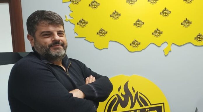 Murat Beyaz: “46 Zurna Dürüm Olarak Franchise Vererek Genişliyoruz!.” Murat Beyaz, dürüm konseptinin sunduğu operasyonel kolaylıklar ve franchise sisteminin sağladığı ölçeklenebilir yapının, bu büyümenin temelini oluşturduğunu ifade etti.