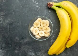 Tropik iklimlerin en bilinen meyvelerinden biri olan muz, günümüzde dünyanın hemen her bölgesinde kolayca ulaşılabilen temel gıdalar arasında yer almaktadır. Yumuşak dokusu, tatlı aroması ve pratik tüketimi sayesinde muz, çocuklardan yetişkinlere kadar geniş bir kesim tarafından tercih edilmektedir. Sadece lezzetiyle değil, besleyici yapısıyla da öne çıkan muz, modern beslenme anlayışında önemli bir konuma sahiptir. Artan sağlıklı yaşam bilinciyle birlikte muz tüketimi, hem günlük diyetlerin hem de sporcu beslenmesinin vazgeçilmez unsurlarından biri haline gelmiştir. Konulu bir haber görseli.