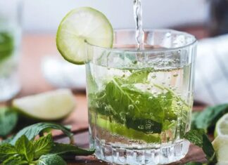 Nane limonlu su, geleneksel içecek kültürü ile modern sağlıklı yaşam anlayışının kesiştiği noktada yer alan doğal ve sade bir içecek olarak öne çıkmaktadır. Günlük sıvı tüketimini daha keyifli hale getiren bu karışım, hem ferahlatıcı aroması hem de pratik hazırlanışıyla geniş bir kullanıcı kitlesine hitap etmektedir. Özellikle doğal içeriklere yönelimin arttığı günümüzde nane limonlu su, katkısız yapısıyla dikkat çeken seçeneklerden biri haline gelmiştir. Konulu bir haber görseli.