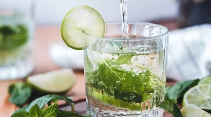 Nane Limonlu Su Doğal Ferahlığın Günlük Hayattaki Yeri Nane limonlu su, geleneksel içecek kültürü ile modern sağlıklı yaşam anlayışının kesiştiği noktada yer alan doğal ve sade bir içecek olarak öne çıkmaktadır. Günlük sıvı tüketimini daha keyifli hale getiren bu karışım, hem ferahlatıcı aroması hem de pratik hazırlanışıyla geniş bir kullanıcı kitlesine hitap etmektedir. Özellikle doğal içeriklere yönelimin arttığı günümüzde nane limonlu su, katkısız yapısıyla dikkat çeken seçeneklerden biri haline gelmiştir. Konulu bir haber görseli.