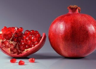 Nar, Anadolu coğrafyasında yalnızca bir meyve değil; bereketin, bolluğun ve devamlılığın simgesi olarak yüzyıllardır yaşamın merkezinde yer alıyor. Kırmızı taneleriyle dikkat çeken bu meyve, hem geleneksel inanışlarda hem de günlük beslenme kültüründe kendine sağlam bir yer edinmiş durumda. Günümüzde nar üretimi tarımsal ekonomi açısından da önemli bir konuma ulaşırken, sofralarda taze tüketimden soslara kadar geniş bir kullanım alanı buluyor. Konulu bir haber görseli.