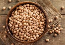 Baklagiller ailesinin en köklü üyelerinden biri olan nohut, yüzyıllardır Anadolu mutfağının temel besin kaynakları arasında yer alıyor. Günümüzde artan sağlıklı yaşam arayışlarıyla birlikte nohut tüketimi, yalnızca geleneksel bir alışkanlık olmaktan çıkıp bilinçli sağlıklı beslenme anlayışının önemli bir parçası haline gelmiş durumda. Hem ekonomik hem de besleyici olması, nohudu farklı yaş grupları için vazgeçilmez kılıyor. Konulu bir haber görseli.