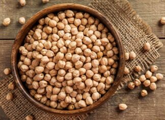 Baklagiller ailesinin en köklü üyelerinden biri olan nohut, yüzyıllardır Anadolu mutfağının temel besin kaynakları arasında yer alıyor. Günümüzde artan sağlıklı yaşam arayışlarıyla birlikte nohut tüketimi, yalnızca geleneksel bir alışkanlık olmaktan çıkıp bilinçli sağlıklı beslenme anlayışının önemli bir parçası haline gelmiş durumda. Hem ekonomik hem de besleyici olması, nohudu farklı yaş grupları için vazgeçilmez kılıyor. Konulu bir haber görseli.