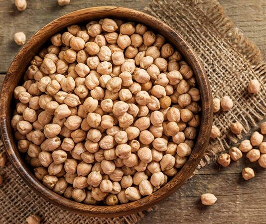 Baklagiller ailesinin en köklü üyelerinden biri olan nohut, yüzyıllardır Anadolu mutfağının temel besin kaynakları arasında yer alıyor. Günümüzde artan sağlıklı yaşam arayışlarıyla birlikte nohut tüketimi, yalnızca geleneksel bir alışkanlık olmaktan çıkıp bilinçli sağlıklı beslenme anlayışının önemli bir parçası haline gelmiş durumda. Hem ekonomik hem de besleyici olması, nohudu farklı yaş grupları için vazgeçilmez kılıyor. Konulu bir haber görseli.