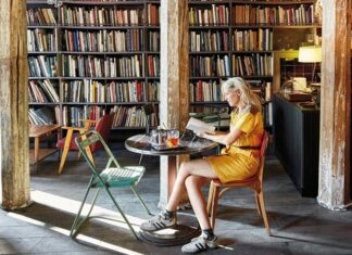 Kitap kafeler, modern şehir yaşamında okuma alışkanlığını sosyal deneyimle birleştiren özel mekânlar olarak öne çıkıyor. Sessizliği, kokusu ve atmosferiyle kitapçıları; sıcaklığı ve rahatlığıyla kafeleri buluşturan kitap kafeleri, özellikle gençler ve şehirli okur profili için önemli bir buluşma noktası hâline gelmiş durumda. Bu mekânlar, sadece kitap okunan yerler olmanın ötesinde, düşünmenin, üretmenin ve paylaşmanın merkezleri olarak dikkat çekiyor. Konulu bir haber görseli.