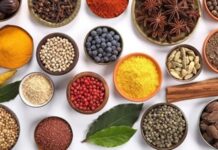 Günümüzde sağlıklı beslenmeye yönelik ilginin artmasıyla birlikte, mutfaklarda kullanılan ürünlerin kaynağı ve üretim şekli daha fazla sorgulanır hâle gelmiştir. Bu sorgulamanın merkezinde yer alan ürünlerden biri de organik baharatlardır. Yalnızca yemeklere tat ve aroma katmakla kalmayan baharatlar, aynı zamanda doğru üretildiğinde sağlık açısından da önemli katkılar sunar. Kimyasal kalıntılardan arındırılmış, doğal yöntemlerle yetiştirilen baharatlar, bu yönüyle geleneksel mutfak anlayışını modern beslenme bilinciyle buluşturur. Konulu bir haber görseli.