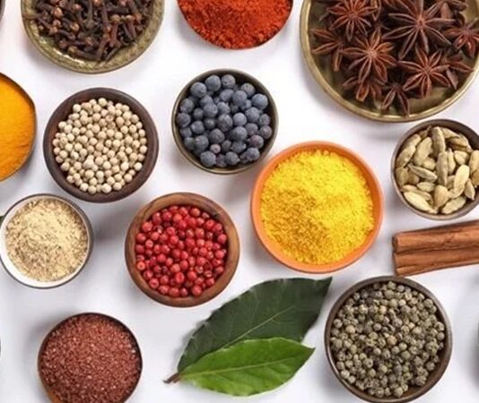 Organik Baharatlar Sofralarda Doğallığın Güçlü Yükselişi Günümüzde sağlıklı beslenmeye yönelik ilginin artmasıyla birlikte, mutfaklarda kullanılan ürünlerin kaynağı ve üretim şekli daha fazla sorgulanır hâle gelmiştir. Bu sorgulamanın merkezinde yer alan ürünlerden biri de organik baharatlardır. Yalnızca yemeklere tat ve aroma katmakla kalmayan baharatlar, aynı zamanda doğru üretildiğinde sağlık açısından da önemli katkılar sunar. Kimyasal kalıntılardan arındırılmış, doğal yöntemlerle yetiştirilen baharatlar, bu yönüyle geleneksel mutfak anlayışını modern beslenme bilinciyle buluşturur. Konulu bir haber görseli.
