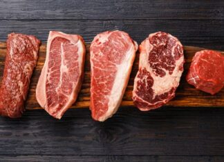 Organik kırmızı et, son yıllarda gıda güvenliği ve sağlıklı beslenme konularına artan ilgiyle birlikte tüketicilerin daha fazla dikkatini çekmeye başladı. Geleneksel üretim yöntemlerine kıyasla daha kontrollü ve doğal süreçlerden geçen bu ürünler, hem besin değeri hem de üretim koşulları açısından farklı bir noktada duruyor. Özellikle katkı maddeleri, hormon ve antibiyotik kullanımı konusundaki endişeler, organik kırmızı et tüketimini giderek daha cazip hale getiriyor. Konulu bir haber görseli.