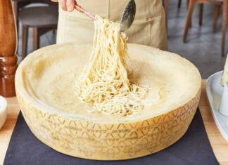 Dünya mutfağının en köklü ve saygın peynirlerinden biri olan parmesan, yüzyıllardır süregelen üretim geleneği ve kendine özgü aromasıyla gastronomi dünyasında ayrıcalıklı bir yere sahip. Asıl adıyla Parmigiano Reggiano olarak bilinen bu eşsiz peynir, özellikle İtalyan mutfağının temel taşlarından biri olarak kabul ediliyor. Sert dokusu, yoğun umami tadı ve uzun olgunlaşma süresiyle öne çıkan parmesan peyniri, bugün yalnızca İtalya’da değil, dünyanın dört bir yanında mutfakların vazgeçilmezleri arasında yer alıyor. Konulu bir haber görseli.