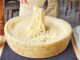 Parmesan Peynirinin Küresel Yolculuğu Sofralarda Zamansız Bir Lezzet Dünya mutfağının en köklü ve saygın peynirlerinden biri olan parmesan, yüzyıllardır süregelen üretim geleneği ve kendine özgü aromasıyla gastronomi dünyasında ayrıcalıklı bir yere sahip. Asıl adıyla Parmigiano Reggiano olarak bilinen bu eşsiz peynir, özellikle İtalyan mutfağının temel taşlarından biri olarak kabul ediliyor. Sert dokusu, yoğun umami tadı ve uzun olgunlaşma süresiyle öne çıkan parmesan peyniri, bugün yalnızca İtalya’da değil, dünyanın dört bir yanında mutfakların vazgeçilmezleri arasında yer alıyor. Konulu bir haber görseli.
