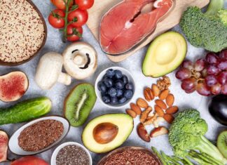 Son yıllarda beslenme alışkanlıkları çeşitlenirken, et tüketimini azaltmak isteyen ancak tamamen hayvansal gıdalardan vazgeçmeyen bireyler için pescatarian beslenme dikkat çekici bir seçenek olarak öne çıkmaktadır. Bitki temelli beslenmeyi temel alan bu yaklaşımda kırmızı et ve kümes hayvanları tüketilmezken, balık ve deniz ürünlerine yer verilir. Bu yönüyle pescatarian beslenme, hem sağlıklı hem de dengeli bir beslenme modeli olarak değerlendirilir. Konulu bir haber görseli.