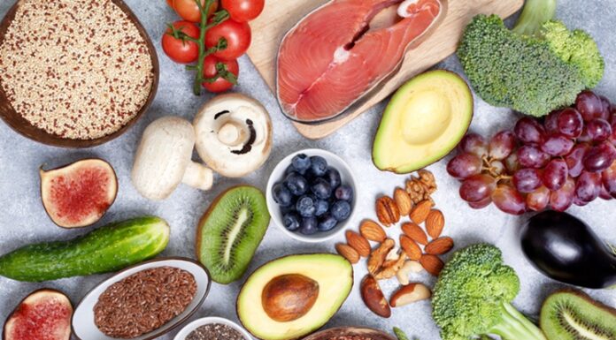 Son yıllarda beslenme alışkanlıkları çeşitlenirken, et tüketimini azaltmak isteyen ancak tamamen hayvansal gıdalardan vazgeçmeyen bireyler için pescatarian beslenme dikkat çekici bir seçenek olarak öne çıkmaktadır. Bitki temelli beslenmeyi temel alan bu yaklaşımda kırmızı et ve kümes hayvanları tüketilmezken, balık ve deniz ürünlerine yer verilir. Bu yönüyle pescatarian beslenme, hem sağlıklı hem de dengeli bir beslenme modeli olarak değerlendirilir. Konulu bir haber görseli.