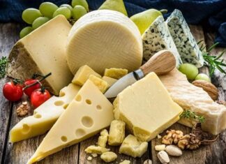 Geleneksel mutfağın en köklü ürünlerinden biri olan peynir, hem besleyici değeri hem de zengin çeşitliliğiyle sofralardaki yerini korumaya devam ediyor. Yüzyıllardır farklı kültürlerde üretilen ve tüketilen peynir, modern beslenme anlayışıyla birlikte yeniden yükselişe geçmiş durumda. Artan sağlık bilinci, doğal ürünlere yönelim ve protein ağırlıklı diyet trendleri, peynir tüketimini son yıllarda belirgin biçimde artırdı. Konulu bir haber görseli.