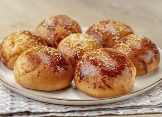 vTürk mutfağının en güçlü ve en yaygın lezzet başlıklarından biri olan poğaça ve börekler, hem günlük beslenmede hem de özel gün sofralarında önemli bir yere sahip. Kahvaltıdan çay saatine, yolculuklardan kalabalık davetlere kadar geniş bir kullanım alanı bulunan bu hamur işleri, pratikliği ve doyuruculuğuyla öne çıkıyor. Yüzyıllar boyunca farklı coğrafyalarda şekillenen poğaça ve börek kültürü, bugün hâlâ canlılığını koruyor. Konulu bir haber görseli.