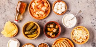 Son yıllarda beslenme ve sağlık alanında en çok konuşulan konuların başında probiyotik ve prebiyotik alımı geliyor. Bağırsak sağlığının genel sağlık üzerindeki etkilerinin daha iyi anlaşılması, bu iki kavramı günlük beslenmenin merkezine taşıdı. Uzmanlar, sindirim sisteminin yalnızca besinlerin parçalanmasından sorumlu olmadığını, aynı zamanda bağışıklık sistemi ve zihinsel sağlıkla da doğrudan ilişkili olduğunu vurguluyor. Konulu bir haber görseli.