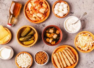 Son yıllarda beslenme ve sağlık alanında en çok konuşulan konuların başında probiyotik ve prebiyotik alımı geliyor. Bağırsak sağlığının genel sağlık üzerindeki etkilerinin daha iyi anlaşılması, bu iki kavramı günlük beslenmenin merkezine taşıdı. Uzmanlar, sindirim sisteminin yalnızca besinlerin parçalanmasından sorumlu olmadığını, aynı zamanda bağışıklık sistemi ve zihinsel sağlıkla da doğrudan ilişkili olduğunu vurguluyor. Konulu bir haber görseli.