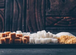 Günümüzde beslenme alışkanlıkları, hazır gıdaların yaygınlaşmasıyla birlikte ciddi bir değişim geçirdi. Özellikle rafine şekerin pek çok üründe gizli şekilde bulunması, bireylerin farkında olmadan yüksek miktarda şeker tüketmesine yol açıyor. Bu durum, hem fiziksel hem de zihinsel sağlık üzerinde olumsuz etkiler yaratabiliyor. Son yıllarda rafine şekerden kaçınma yaklaşımı, sağlıklı yaşam arayışında olan bireyler için önemli bir gündem maddesi haline gelmiş durumda. Konulu bir haber görseli.