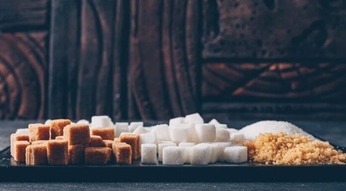 Günümüzde beslenme alışkanlıkları, hazır gıdaların yaygınlaşmasıyla birlikte ciddi bir değişim geçirdi. Özellikle rafine şekerin pek çok üründe gizli şekilde bulunması, bireylerin farkında olmadan yüksek miktarda şeker tüketmesine yol açıyor. Bu durum, hem fiziksel hem de zihinsel sağlık üzerinde olumsuz etkiler yaratabiliyor. Son yıllarda rafine şekerden kaçınma yaklaşımı, sağlıklı yaşam arayışında olan bireyler için önemli bir gündem maddesi haline gelmiş durumda. Konulu bir haber görseli.