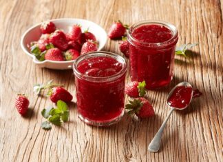 Türkiye’de kahvaltı sofralarının vazgeçilmez lezzetleri arasında yer alan reçel ve marmelatlar, sadece tatlı bir eşlikçi değil, aynı zamanda kültürel bir miras olarak da öne çıkar. Meyvenin doğallığını şekerle buluşturan bu ürünler, geçmişten bugüne ev yapımı geleneklerden modern üretim tekniklerine kadar uzanan geniş bir yelpazede hayatımızda yer alır. Günümüzde reçel ve marmelat tüketimi, hem lezzet hem de pratiklik arayan tüketiciler için önemli bir tercih haline gelmiştir. Konulu bir haber görseli.