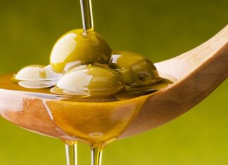 Günümüzde beslenme konusunda en çok tartışılan konulardan biri yağ tüketimi olmaya devam ediyor. Uzun yıllar boyunca yağlar, kilo alımının ve pek çok sağlık sorununun temel nedeni olarak görülürken, güncel bilimsel yaklaşımlar bu bakış açısını önemli ölçüde değiştirdi. Artık mesele yağ tüketip tüketmemek değil, hangi yağın ne kadar ve nasıl tüketildiği olarak değerlendiriliyor. Bu noktada sağlıklı yağ kullanımı, dengeli beslenmenin temel unsurlarından biri haline geliyor. Konulu bir haber görseli.