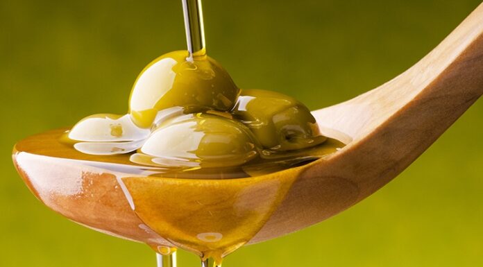 Günümüzde beslenme konusunda en çok tartışılan konulardan biri yağ tüketimi olmaya devam ediyor. Uzun yıllar boyunca yağlar, kilo alımının ve pek çok sağlık sorununun temel nedeni olarak görülürken, güncel bilimsel yaklaşımlar bu bakış açısını önemli ölçüde değiştirdi. Artık mesele yağ tüketip tüketmemek değil, hangi yağın ne kadar ve nasıl tüketildiği olarak değerlendiriliyor. Bu noktada sağlıklı yağ kullanımı, dengeli beslenmenin temel unsurlarından biri haline geliyor. Konulu bir haber görseli.