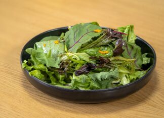 Günümüzde beslenme alışkanlıklarının değişmesiyle birlikte daha hafif, pratik ve doğal öğünlere yönelim dikkat çekiyor. Bu dönüşümün merkezinde ise salata malzemeleri yer alıyor. Artık salata, yalnızca yemeklerin yanında sunulan basit bir tabak olmaktan çıkıp başlı başına bir öğün olarak değerlendiriliyor. Farklı malzemelerin bir araya gelmesiyle hazırlanan salatalar, hem doyurucu hem de besleyici özellikleriyle öne çıkıyor. Konulu bir haber görseli.