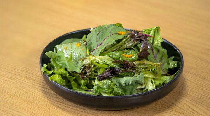 Salata Malzemeleriyle Hafif Ve Dengeli Beslenmenin Yükselişi Günümüzde beslenme alışkanlıklarının değişmesiyle birlikte daha hafif, pratik ve doğal öğünlere yönelim dikkat çekiyor. Bu dönüşümün merkezinde ise salata malzemeleri yer alıyor. Artık salata, yalnızca yemeklerin yanında sunulan basit bir tabak olmaktan çıkıp başlı başına bir öğün olarak değerlendiriliyor. Farklı malzemelerin bir araya gelmesiyle hazırlanan salatalar, hem doyurucu hem de besleyici özellikleriyle öne çıkıyor. Konulu bir haber görseli.
