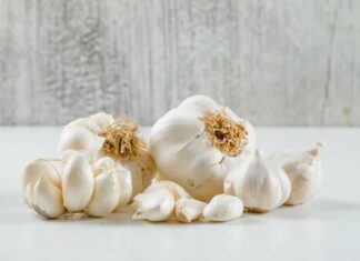 Mutfakların vazgeçilmez aromalarından biri olan sarımsak, yalnızca yemeklere kattığı yoğun lezzetle değil, aynı zamanda sağlık açısından sunduğu faydalarla da yüzyıllardır insan hayatında önemli bir yer tutuyor. Antik çağlardan bu yana kullanılan sarımsak, bugün modern mutfaklarda da hem geleneksel hem de yenilikçi tariflerin temel bileşenleri arasında bulunuyor. Çiğ, pişmiş, toz ya da sos formunda tüketilebilen sarımsak, dünya genelinde en çok tercih edilen doğal tatlandırıcılardan biri olarak öne çıkıyor. Konulu bir haber görseli.