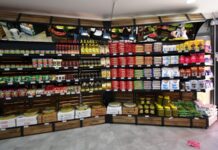 Şarküteri ürünleri, günlük beslenme alışkanlıklarının önemli bir parçası olarak uzun yıllardır sofralarda yer alıyor. Kahvaltıdan akşam yemeklerine, atıştırmalıktan özel davet sofralarına kadar geniş bir kullanım alanına sahip olan şarküteri ürünleri, pratikliği ve lezzeti bir arada sunmasıyla dikkat çekiyor. Geleneksel üretim anlayışıyla modern gıda teknolojisinin birleşmesi, bu ürünlerin çeşitliliğini her geçen gün artırıyor. Konulu bir haber görseli.