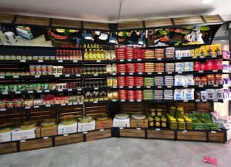 Şarküteri ürünleri, günlük beslenme alışkanlıklarının önemli bir parçası olarak uzun yıllardır sofralarda yer alıyor. Kahvaltıdan akşam yemeklerine, atıştırmalıktan özel davet sofralarına kadar geniş bir kullanım alanına sahip olan şarküteri ürünleri, pratikliği ve lezzeti bir arada sunmasıyla dikkat çekiyor. Geleneksel üretim anlayışıyla modern gıda teknolojisinin birleşmesi, bu ürünlerin çeşitliliğini her geçen gün artırıyor. Konulu bir haber görseli.