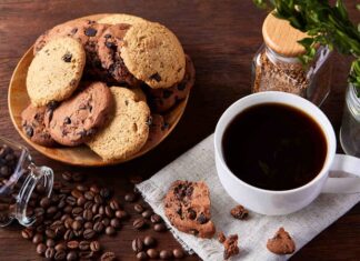 Günümüz şehir yaşamında insanlar yalnızca karın doyurmak için değil, keyif almak ve ruh hâllerini iyileştirmek için de mekân arayışına giriyor. Bu arayışın önemli karşılıklarından biri tatlı kafeler olarak öne çıkıyor. Pastalar, kekler, çikolatalı tatlılar ve geleneksel lezzetlerle donatılan bu mekânlar, şehir hayatının koşturmacası içinde küçük ama etkili molalar sunuyor. Tatlı kafeler, yalnızca lezzet değil; aynı zamanda estetik, atmosfer ve sosyal deneyim vaat ediyor. Konulu bir haber görseli.