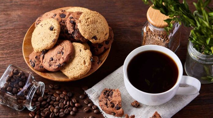 Günümüz şehir yaşamında insanlar yalnızca karın doyurmak için değil, keyif almak ve ruh hâllerini iyileştirmek için de mekân arayışına giriyor. Bu arayışın önemli karşılıklarından biri tatlı kafeler olarak öne çıkıyor. Pastalar, kekler, çikolatalı tatlılar ve geleneksel lezzetlerle donatılan bu mekânlar, şehir hayatının koşturmacası içinde küçük ama etkili molalar sunuyor. Tatlı kafeler, yalnızca lezzet değil; aynı zamanda estetik, atmosfer ve sosyal deneyim vaat ediyor. Konulu bir haber görseli.