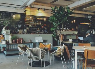 Günümüz şehir yaşamında kafeler, yalnızca bir şeyler içip vakit geçirilen mekânlar olmaktan çok daha fazlasını ifade ediyor. Sosyalleşmenin, çalışmanın, dinlenmenin ve hatta üretmenin merkezlerinden biri hâline gelen kafeler, modern yaşam kültürünün önemli bir parçası olarak öne çıkıyor. Farklı konseptleri, sundukları atmosfer ve menü çeşitliliğiyle her yaştan ve her zevkten insanın hayatında kendine yer buluyor. Konulu bir haber görseli.