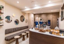 Kahve dükkanları, modern şehir yaşamının en güçlü sosyal alanlarından biri olarak öne çıkıyor. Günün erken saatlerinden geç vakitlere kadar açık olan bu mekânlar, yalnızca kahve tüketilen yerler olmanın çok ötesine geçmiş durumda. Kahve dükkanları, bireylerin çalıştığı, sosyalleştiği, dinlendiği ve hatta kendine zaman ayırdığı alanlar hâline gelerek şehir kültürünün merkezinde konumlanıyor. Konulu bir haber görseli.