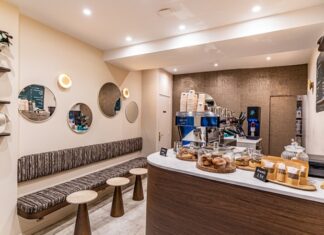 Kahve dükkanları, modern şehir yaşamının en güçlü sosyal alanlarından biri olarak öne çıkıyor. Günün erken saatlerinden geç vakitlere kadar açık olan bu mekânlar, yalnızca kahve tüketilen yerler olmanın çok ötesine geçmiş durumda. Kahve dükkanları, bireylerin çalıştığı, sosyalleştiği, dinlendiği ve hatta kendine zaman ayırdığı alanlar hâline gelerek şehir kültürünün merkezinde konumlanıyor. Konulu bir haber görseli.