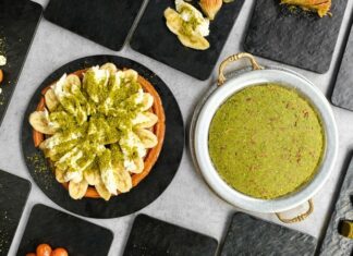 Günümüz şehir yaşamında tatlıcılar, yalnızca şekerli lezzetlerin satıldığı mekânlar olmaktan çıkarak sosyal hayatın önemli duraklarından biri hâline gelmiştir. Geleneksel tatlılardan modern sunumlara kadar geniş bir yelpazeye sahip olan tatlıcılar, hem nostalji arayanlara hem de yeni tatlar keşfetmek isteyenlere hitap eder. Bu yönüyle tatlıcılar, gastronomi kültürünün canlı ve sürekli dönüşen bir parçası olarak öne çıkar. Konulu bir haber görseli.